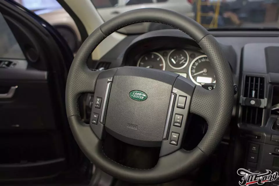 Land Rover Freelander. Установка фирменного подогрева руля и пошив обода руля. Шумоизоляция дверей.